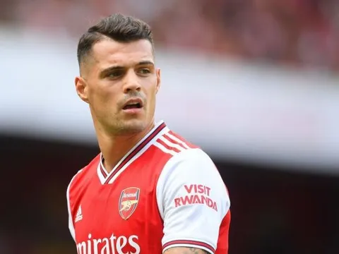 Huyền thoại Arsenal mong Xhaka đừng "nóng mất khôn"
