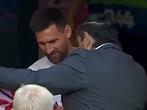 Huyền thoại Bồ Đào Nha xin chữ ký của Messi