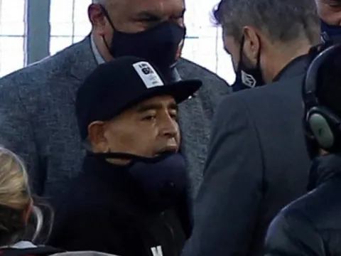 Huyền thoại Diego Maradona nhập viện