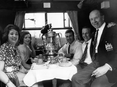 Huyền thoại Man United, bạn thân Sir Bobby qua đời