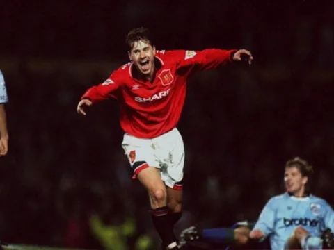 Huyền thoại Man Utd dương tính với COVID-19