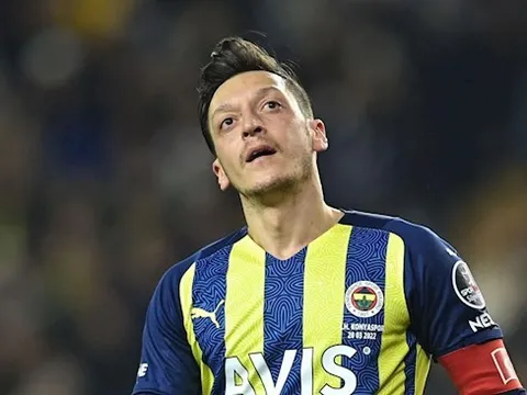Huyền thoại M.U muốn chiêu mộ Mesut Ozil