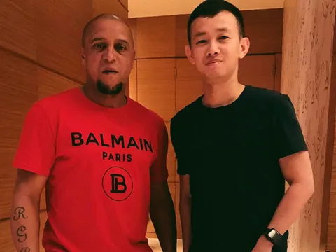 Huyền thoại Roberto Carlos mua giày của Fan hâm mộ?!