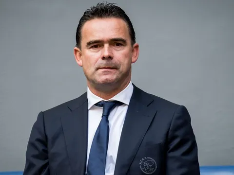 Ngó lơ tiền tấn từ Newcastle, Marc Overmars vẫn rời Ajax vì lý do sốc