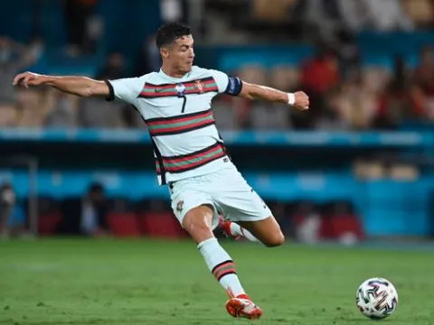 Ian Wright: "Thống kê đó với Ronaldo như câu chuyện thần thoại"