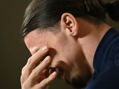 Ibrahimovic dừng họp báo, ôm mặt khóc nghẹn