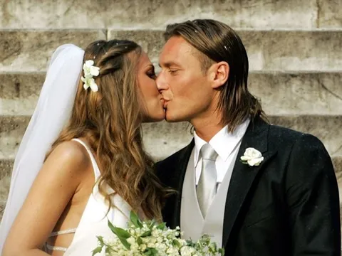 Vợ xinh đẹp chia sẻ cảm xúc sau 20 năm gắn bó với Totti