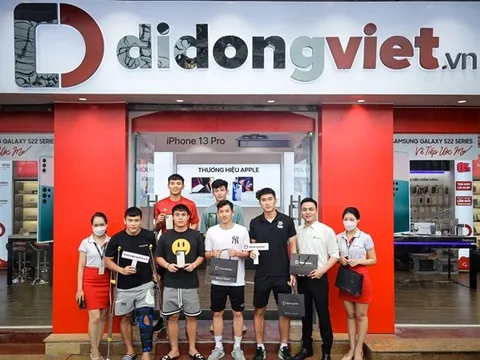 Nhâm Mạnh Dũng cùng đồng đội sở hữu iPhone 13 Pro Max tại Di Động Việt sau khi vô địch Sea Games 31