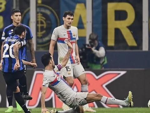 Dìm Real, Ancelotti đưa Xavi và Messi trở lại mặt đất