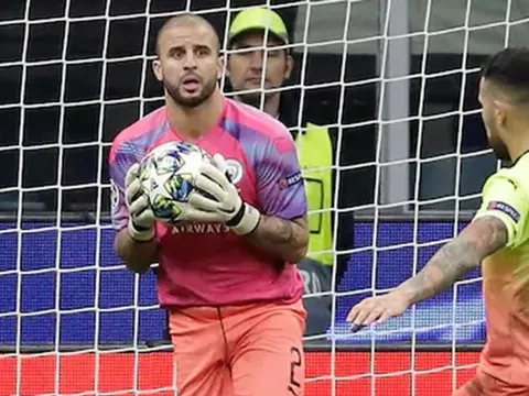 Walker thể hiện ra sao trong 10 phút làm thủ môn Man City?