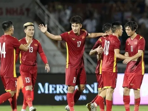 ĐT Việt Nam thăng tiến trên BXH FIFA; "Messi Thái" chốt phương án dự AFF Cup