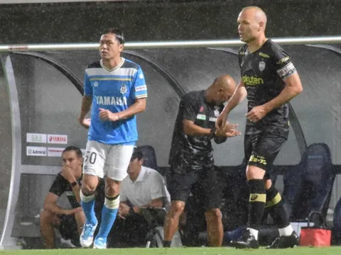 Iniesta nổi giận khi bị thay ra ở giải Nhật Bản