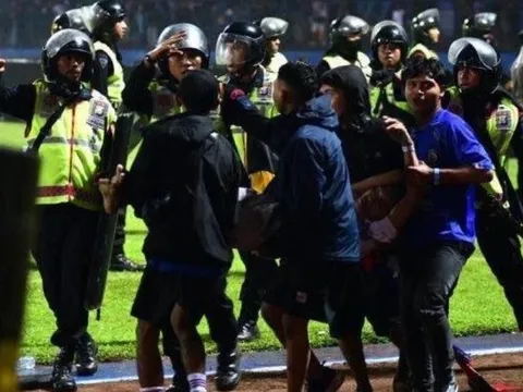 Indonesia ra án phạt cho sự cố vỡ sân
