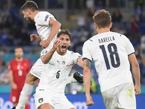 Italia thắng tưng bừng vì bệ phóng từ "tam giác quỷ"