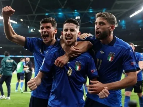 Italia trước trận Chung kết: Cuộc chiến của những người bị ruồng bỏ