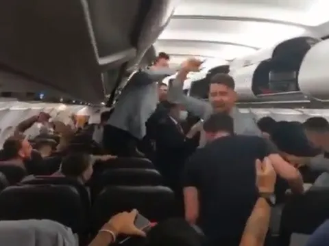 Các cầu thủ Italia dành sự cổ vũ cho Spinazzola