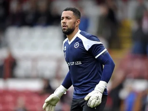 Khủng hoảng trong khung thành, đội bóng Đông London tìm ''hàng miễn phí''