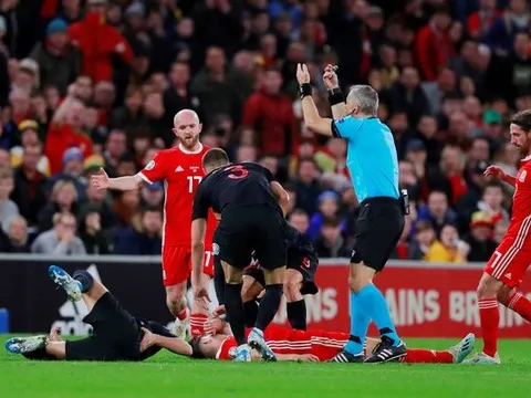 NÓNG! Bị đá vào đầu bất tỉnh, Daniel James hé lộ sự thật không ngờ