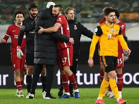 Jamie Carragher gạch Liverpool khỏi top 4