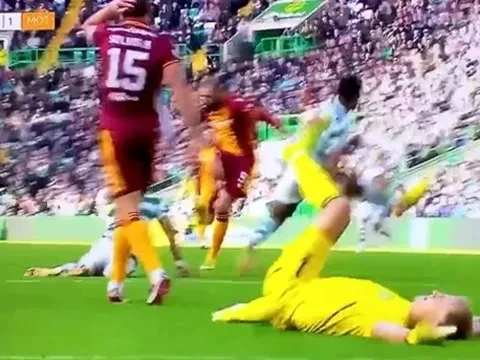 Joe Hart bị hạ đo ván nằm sân