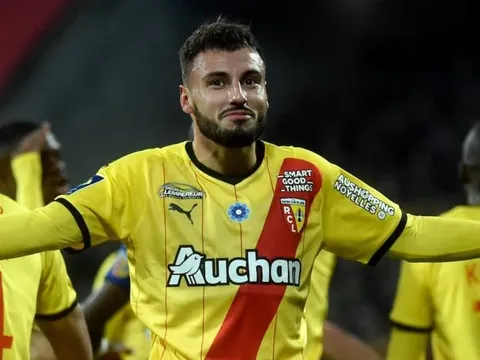 Mục tiêu của M.U, Chelsea có bến đỗ mới