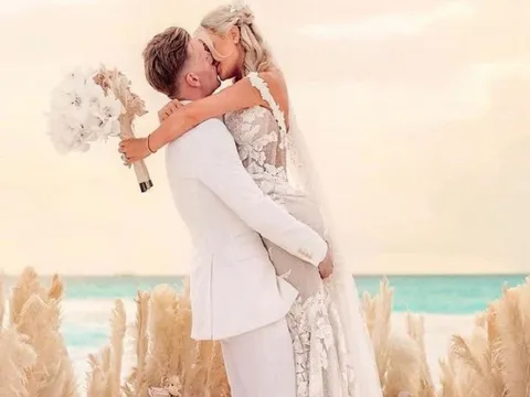 Jordan Pickford nhận nụ hôn ngọt ngào từ cô dâu xinh đẹp