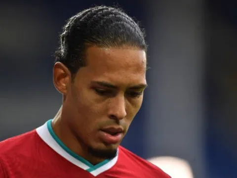 Dính chấn thương, Van Dijk bực tức nói 1 từ duy nhất với Pickford