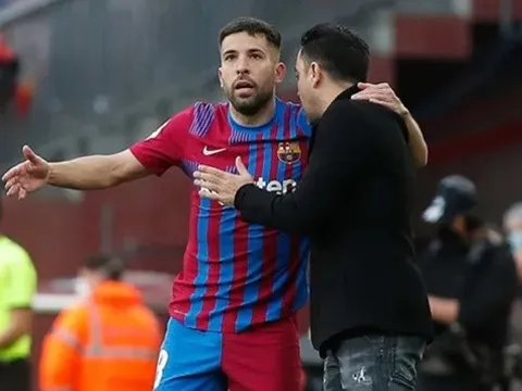 Jordi Alba nổi giận với Barca