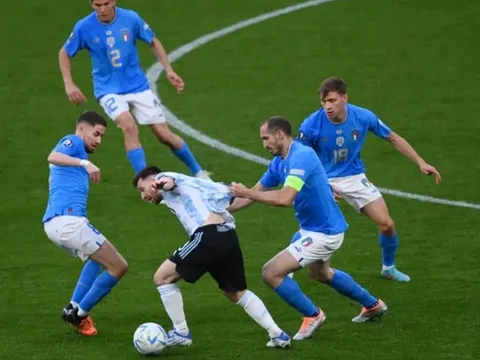 Jorginho bất lực, Chiellini xin 'miếng áo' Messi
