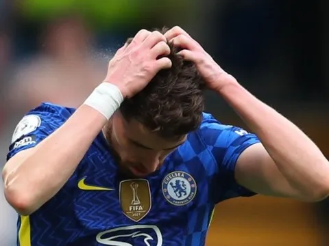 Jorginho đi theo vết xe đổ Bruno Fernandes; Đội trưởng thay giày giữa trận