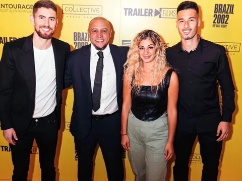 Jorginho gây chú ý vì hình ảnh bên cạnh Martinelli và Carlos