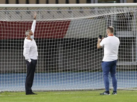 Tottenham thắng trận, Mourinho lại 'gây bão' với một hình ảnh