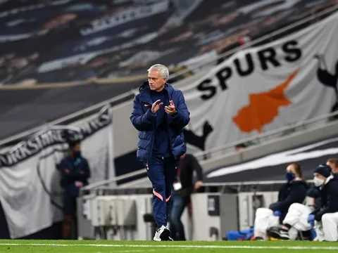 'Phát cáu' với phóng viên, Mourinho quay sang 'khịa' Silva và Lampard