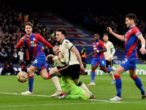 "Jota cố ý chạy thẳng vào thủ môn"