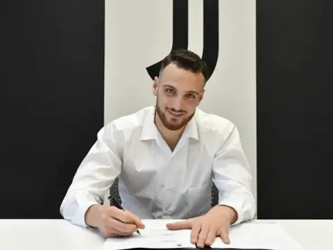 Juventus chính thức mua trung vệ vào giờ chót