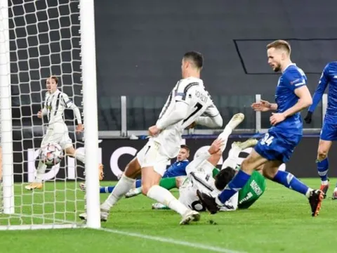 Juventus thắng dễ Dynamo Kyiv, Ronaldo và... nữ trọng tài đạt cột mốc khủng