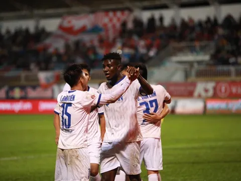 HLV Kiatisuk: 'Đua theo đội Hà Nội là nói đùa thôi'