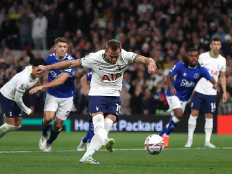 Tottenham phả hơi nóng vào gáy Arsenal