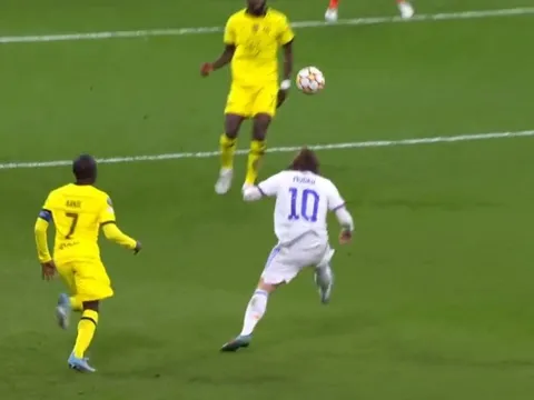 Kante phạm 2 lỗi dẫn tới bàn thua của Chelsea