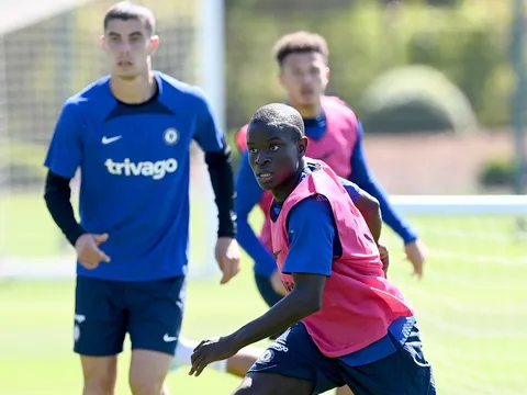 Kante ngơ ngác, tân binh đắt giá cật lực trên sân tập Chelsea