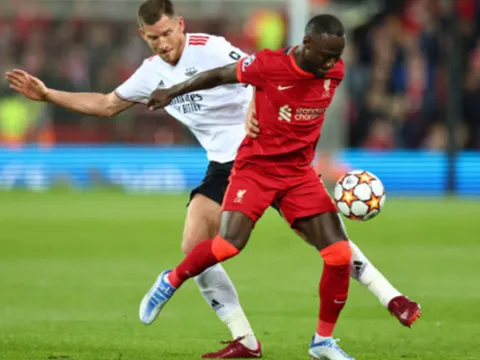 Roy Keane: "Pha phạm lỗi đó xứng đáng nhận thẻ đỏ"