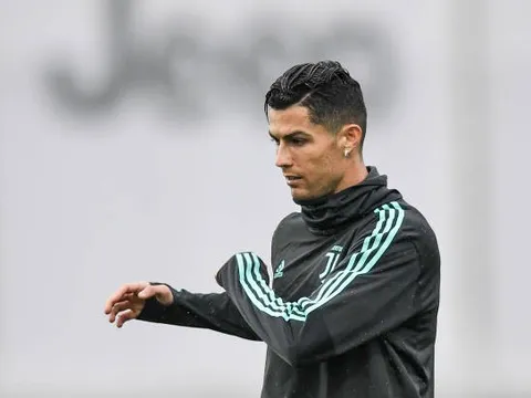 'Kẹp cổ' đồng đội, Ronaldo vui đùa dưới cơn mưa tầm tã