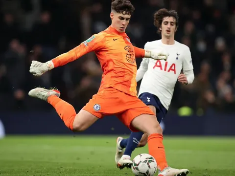 Kepa bỏ khung thành để bẫy việt vị Kane