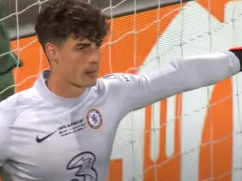 "Kepa đã học theo chiêu thức của Van der Sar"