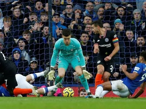 Fan Chelsea: "Cậu ta là trò đùa, phải phạt dự bị một thời gian"