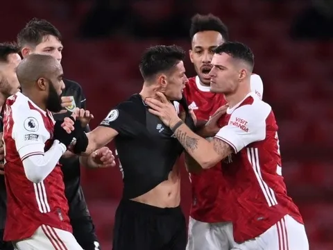 Kevin Campbell chỉ rõ lý do Arsenal nên bán Granit Xhaka