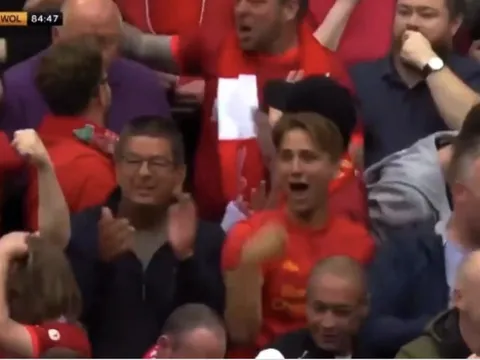 Khán giả sân Anfiled ăn mừng hụt vì tin giả Aston Villa cầm hòa Man City