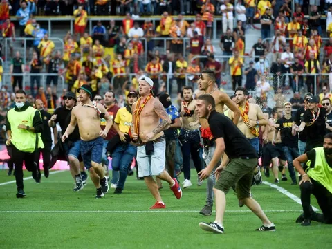 Khán giả tràn xuống sân gây bạo loạn khủng khiếp ở Ligue 1
