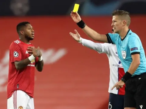 Khó đỡ với pha xử lý cồng kềnh của trọng tài trước khi phạt thẻ Fred