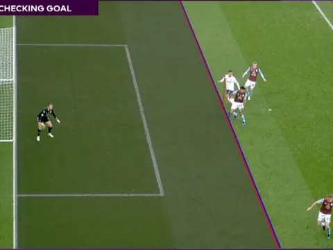 Khoảng cách việt vị chỉ VAR mới đo được của Firmino...